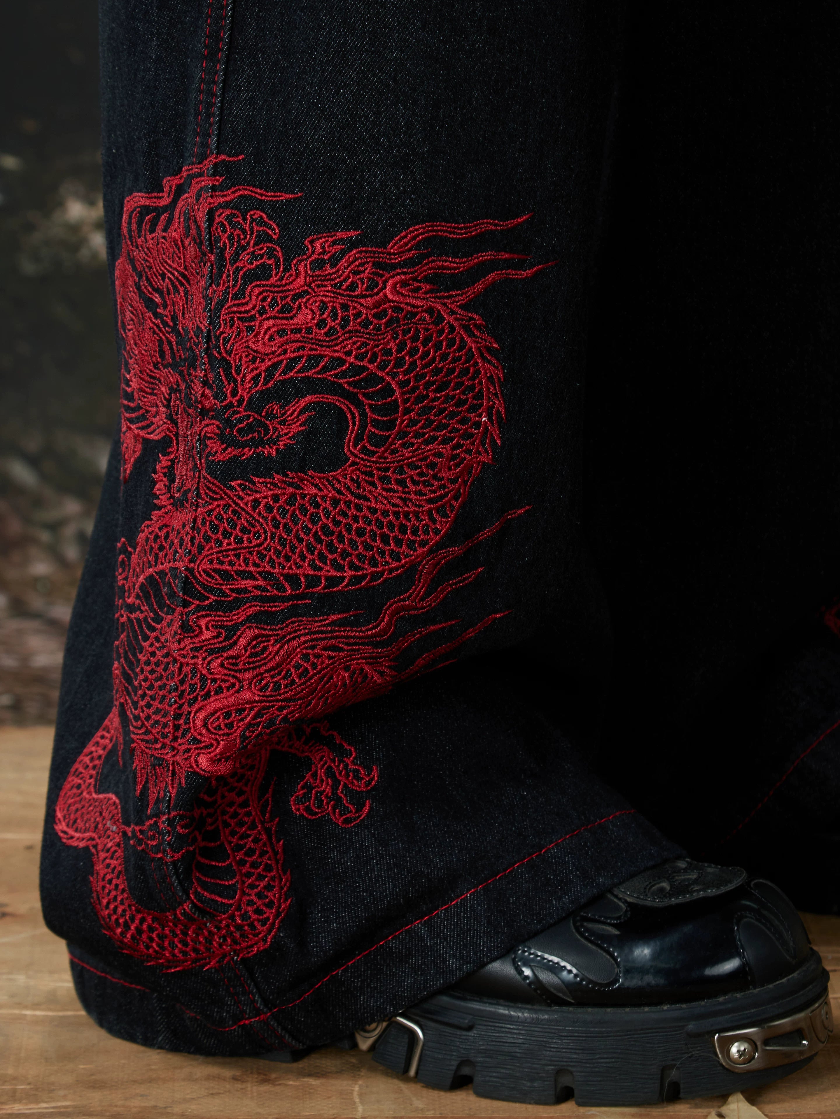 NOMANIAI  Dragon Totem Embroidered Multi-Button Jeans.