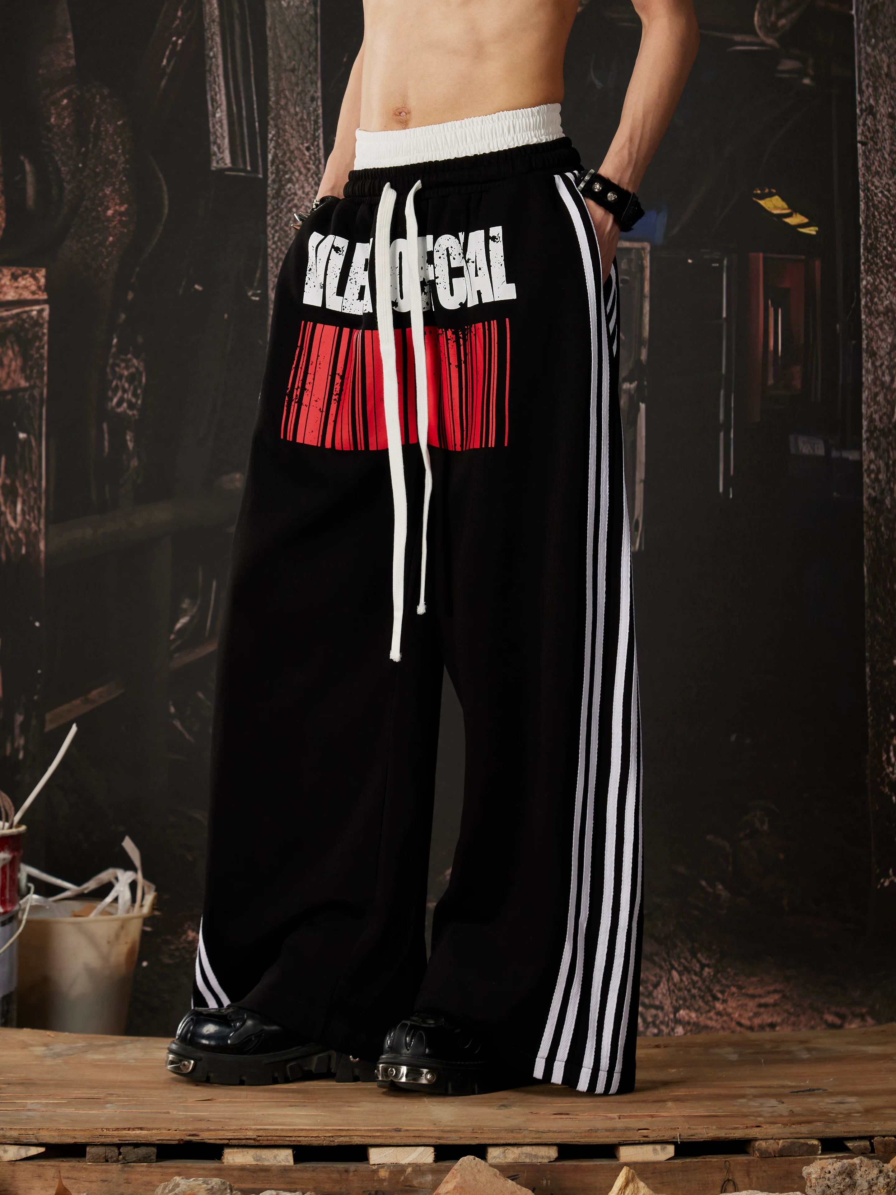 NOMANIAI  Casual pants with double-waistband design and five-stripe print.