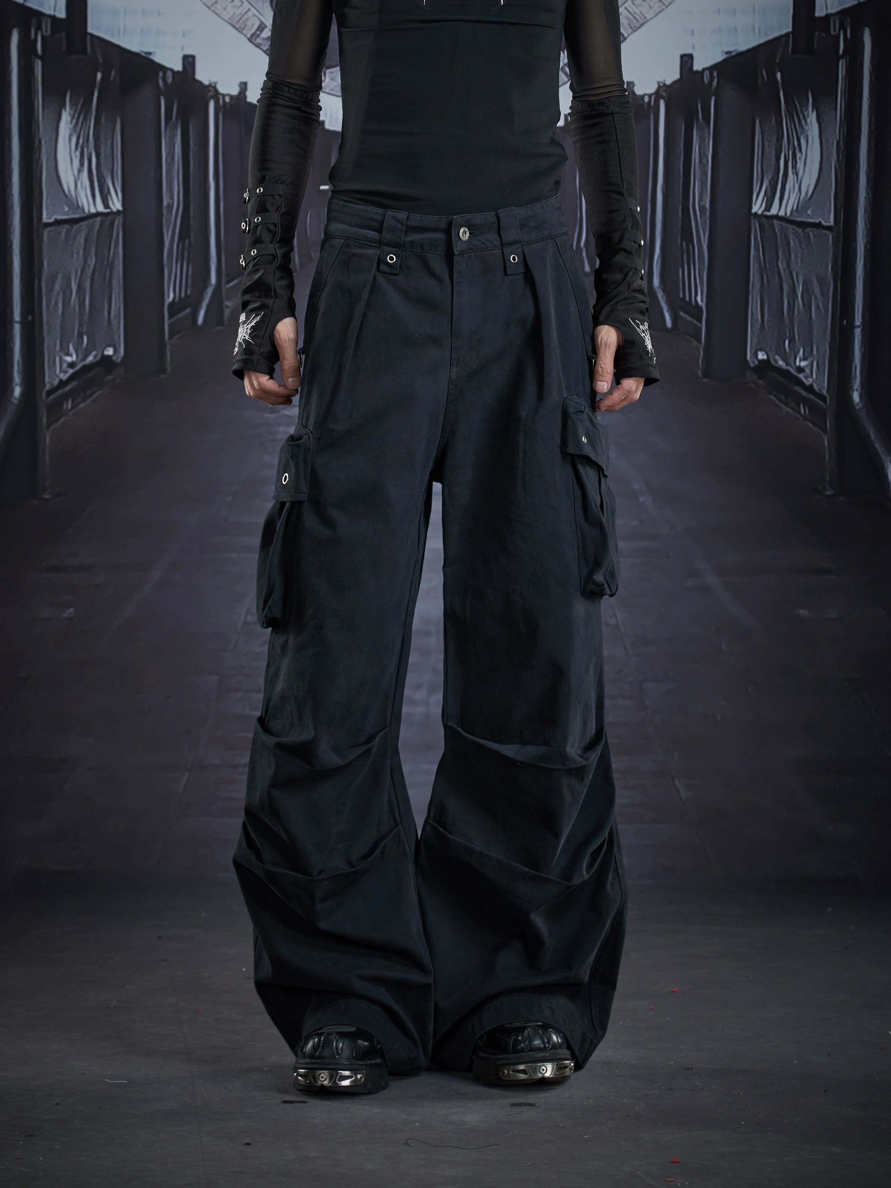 NOMANIAI Paneled Multi-Pocket Cargo Trousers.