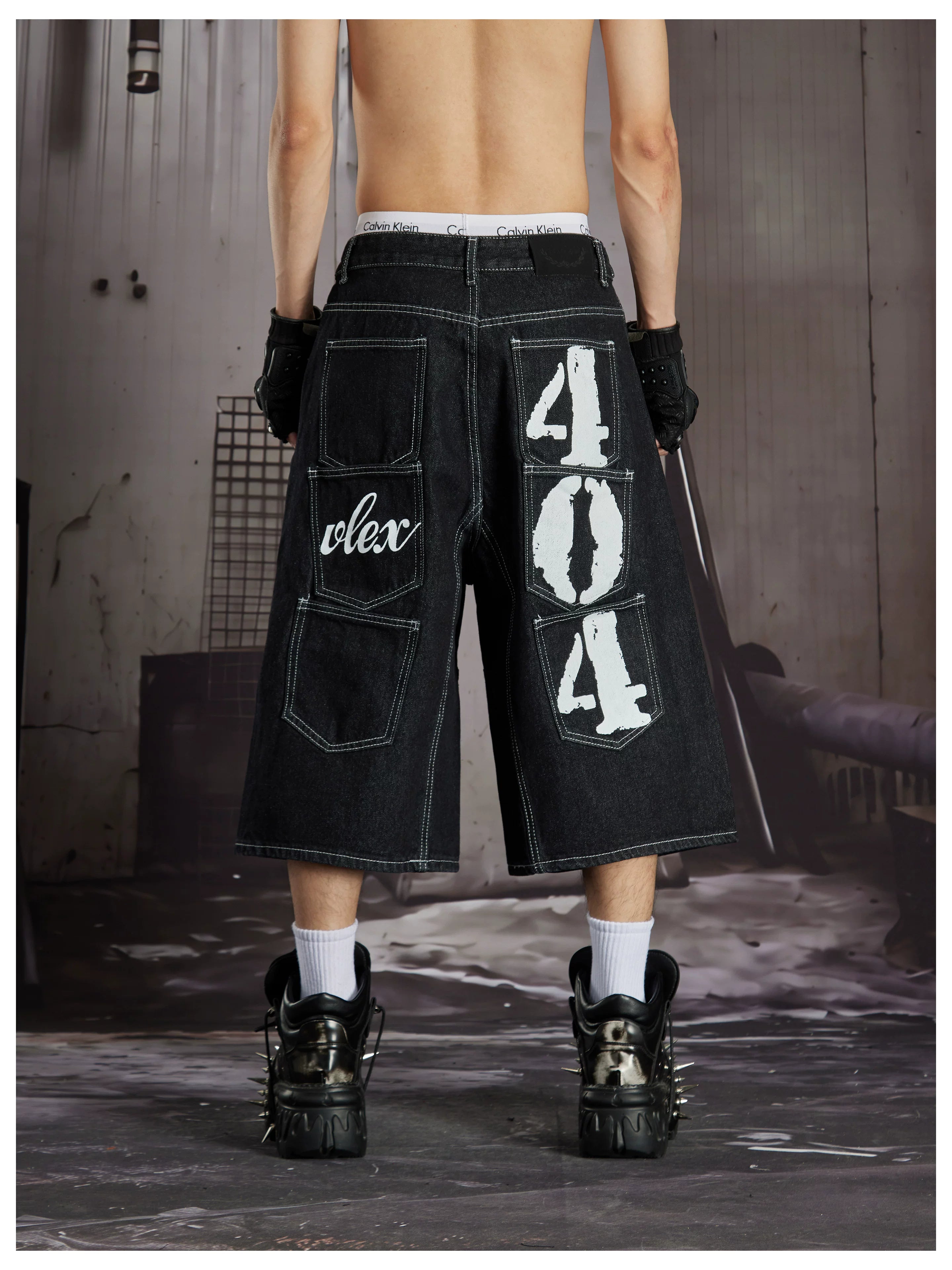 NOMANIAI Distinctive Multi-Pocket Adjustable Printed Cropped Jeans.