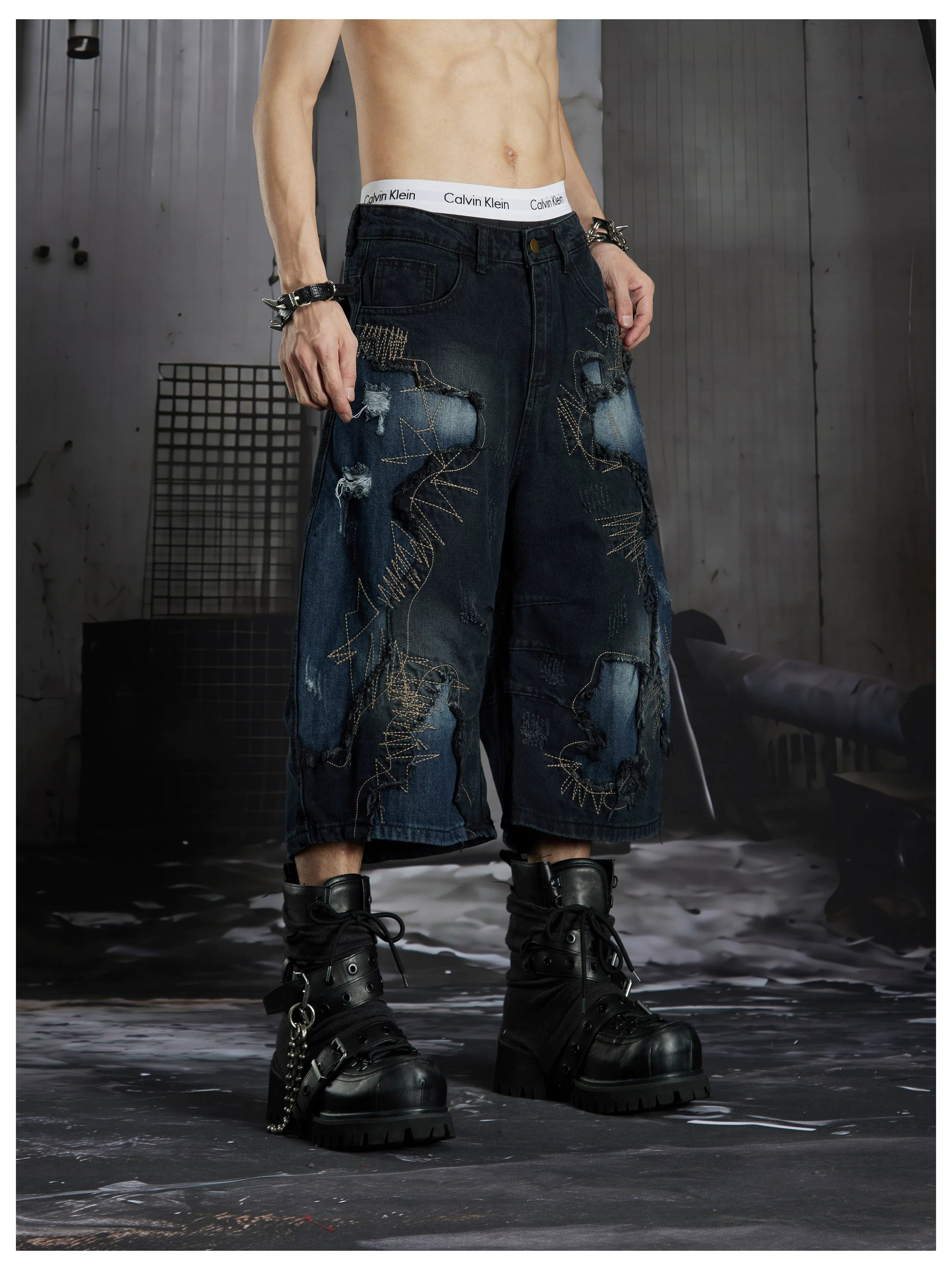 NOMANIAI Distressed, raw-edge, deconstructed loose-fit denim shorts Cropped trousers.