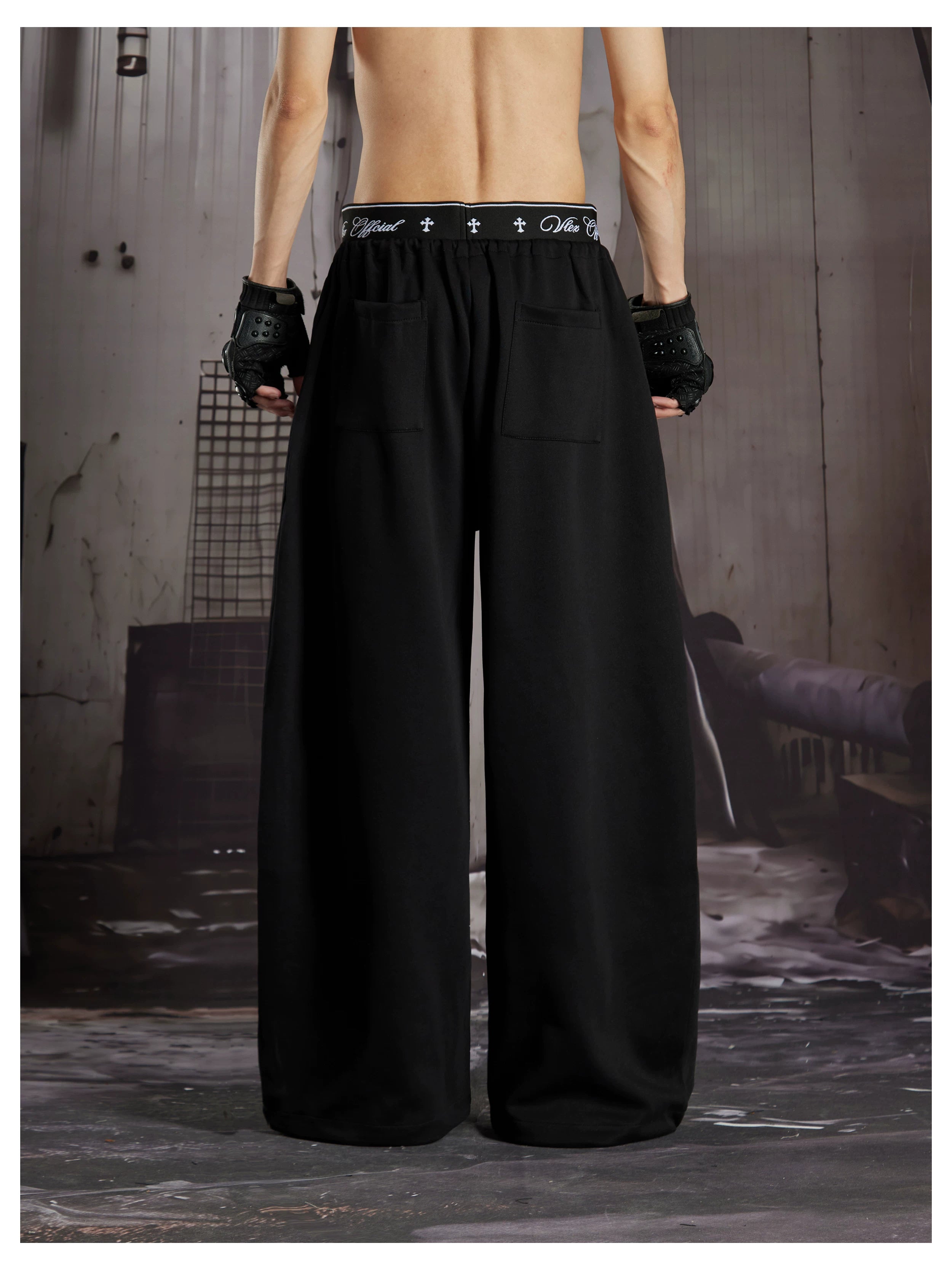 NOMANIAI  Loose-fit casual trousers with double-waistband design and totem print.