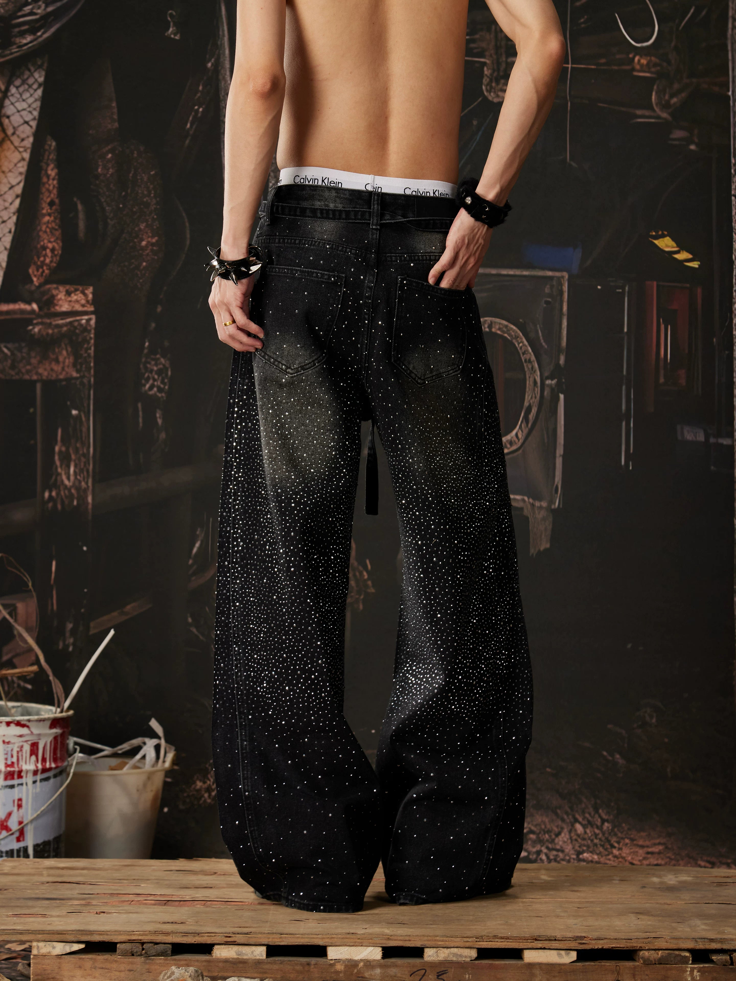 NOMANIAI Unisex Loose Straight-Leg Jeans with Rivets and Distressed Wash.
