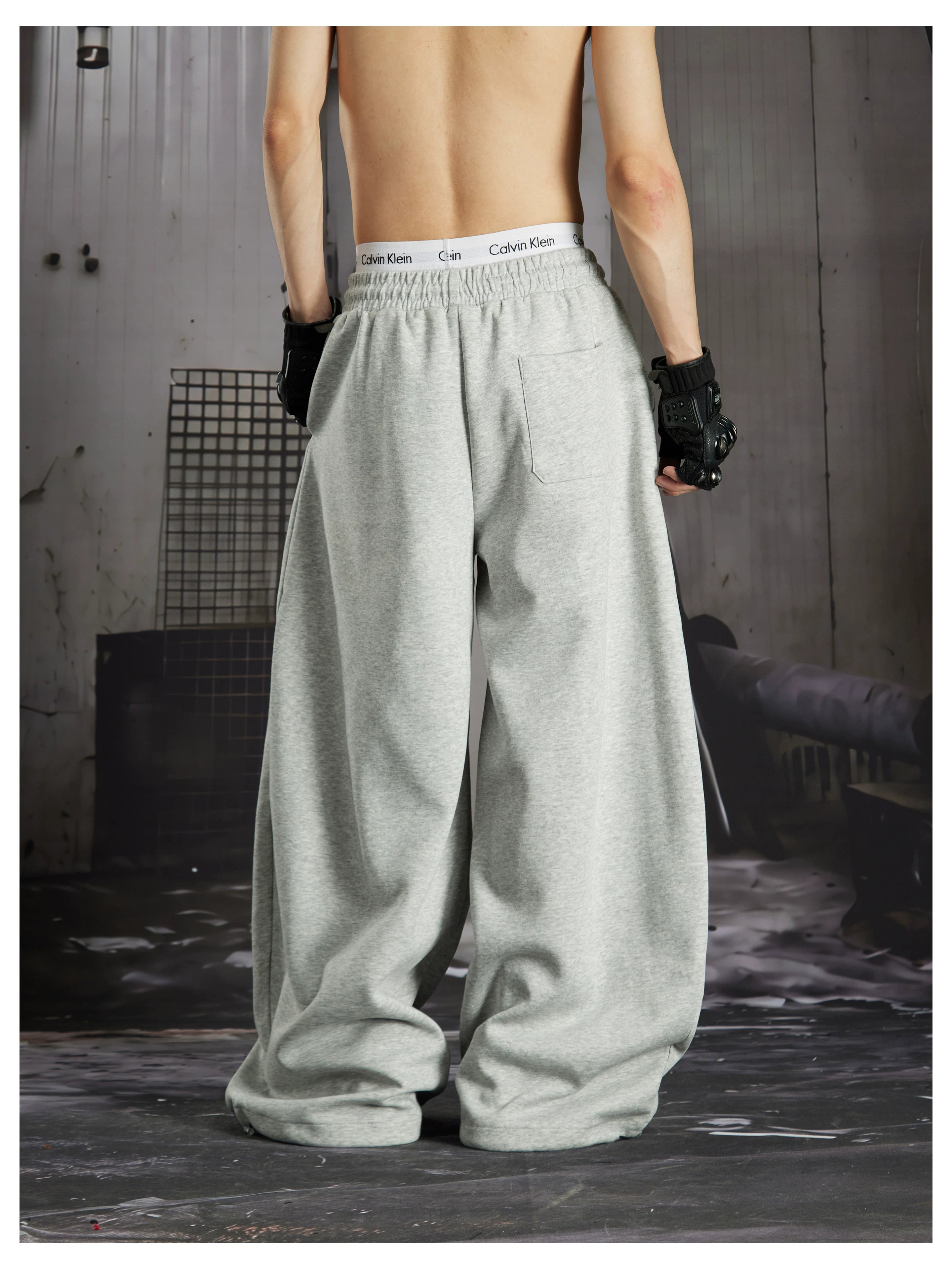NOMANIAI  Distressed Union Jack star-print loose-fit casual sweatpants with an elastic waist.