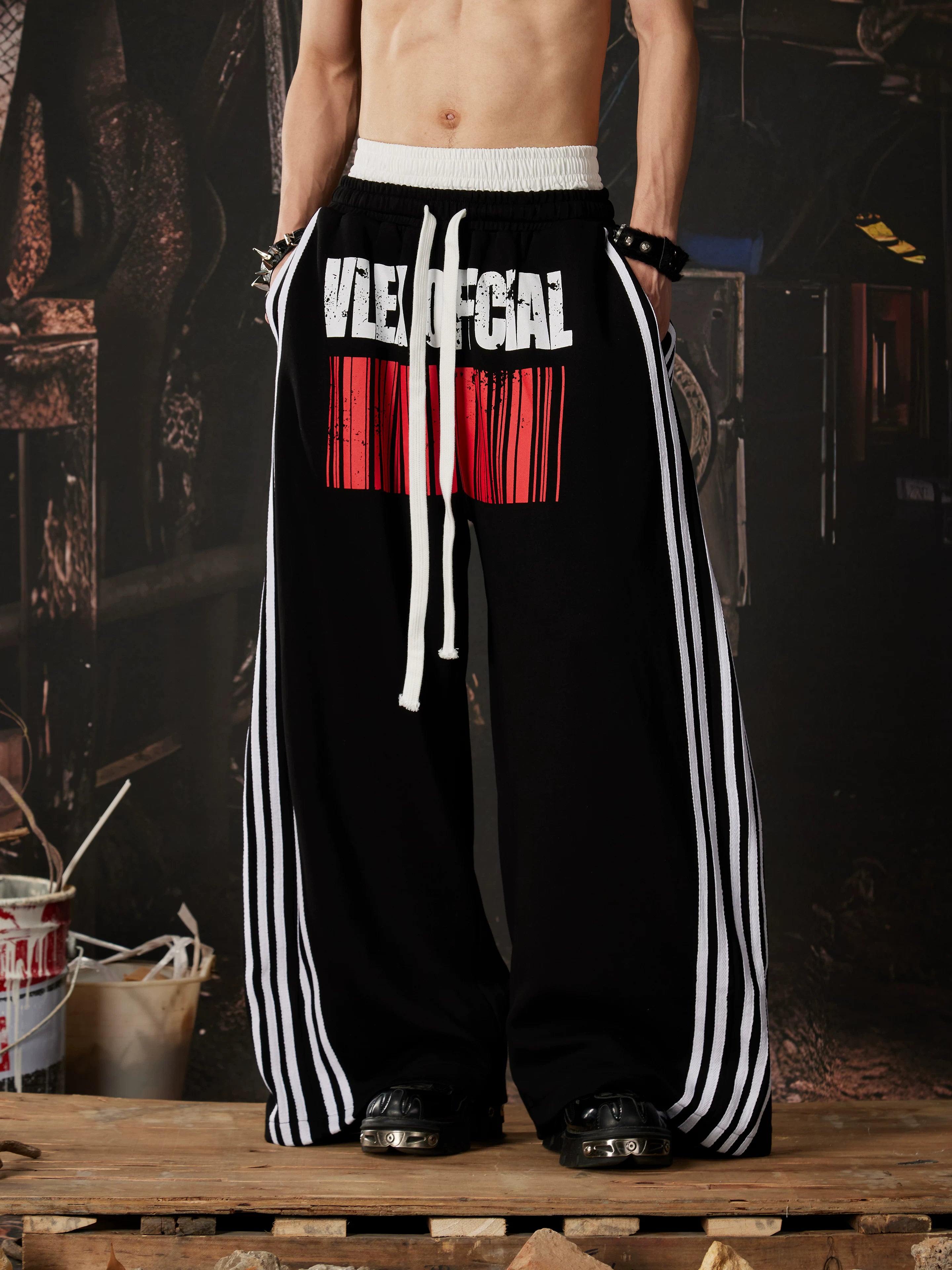 NOMANIAI  Casual pants with double-waistband design and five-stripe print.