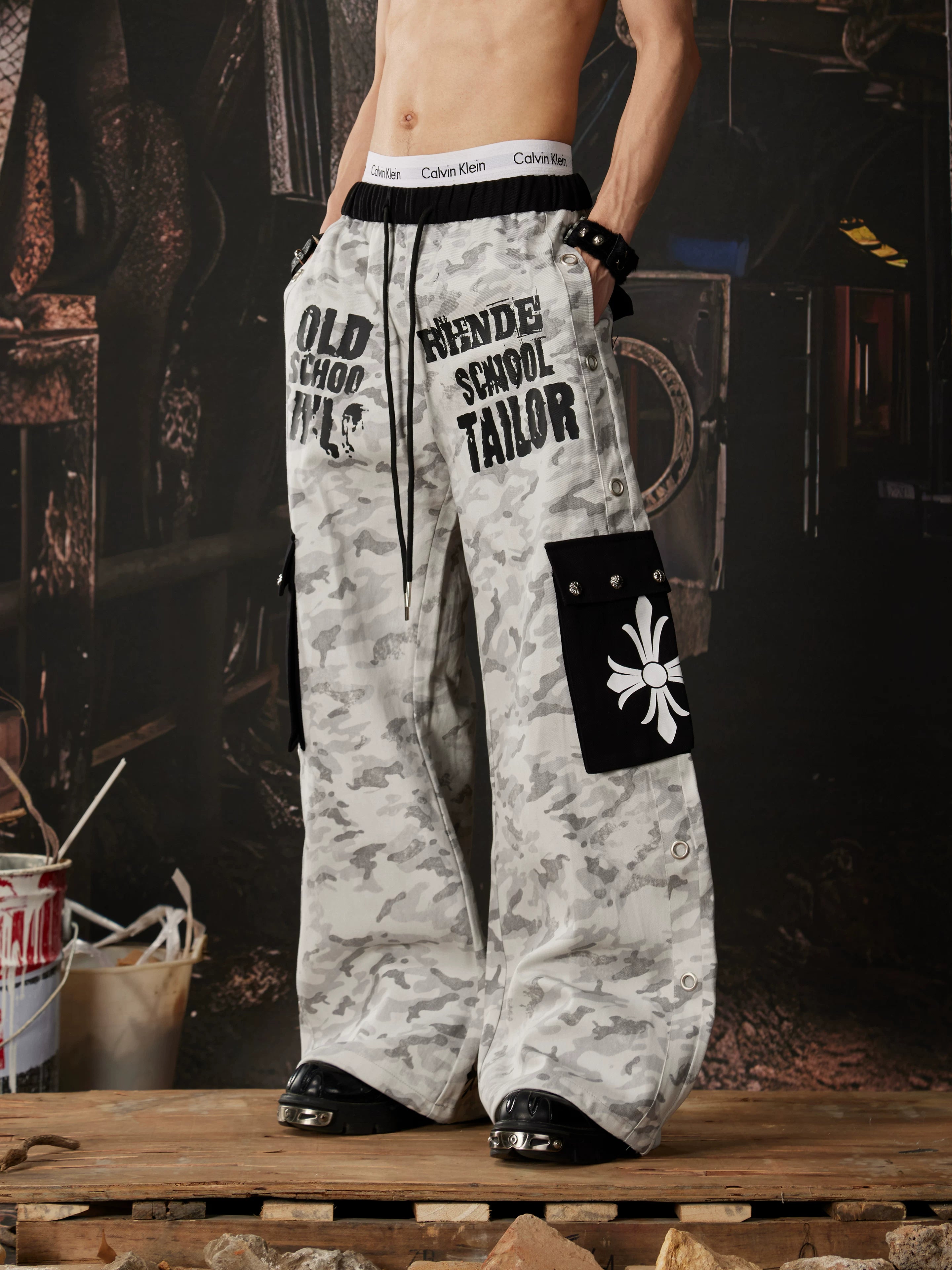 NOMANIAI Camo Multi-Pocket Printed Curved-Seam Cargo Pants.