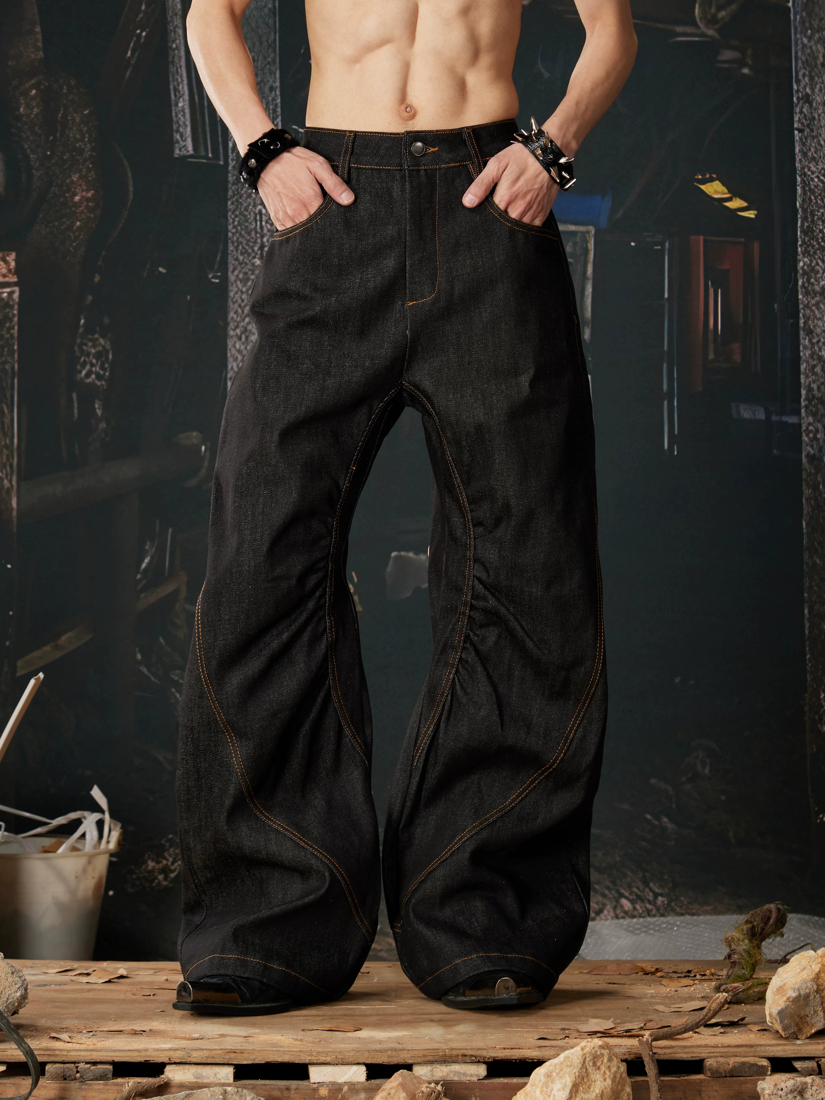 NOMANIAI Heavy-duty embroidered color-block pleated curved-seam jeans.