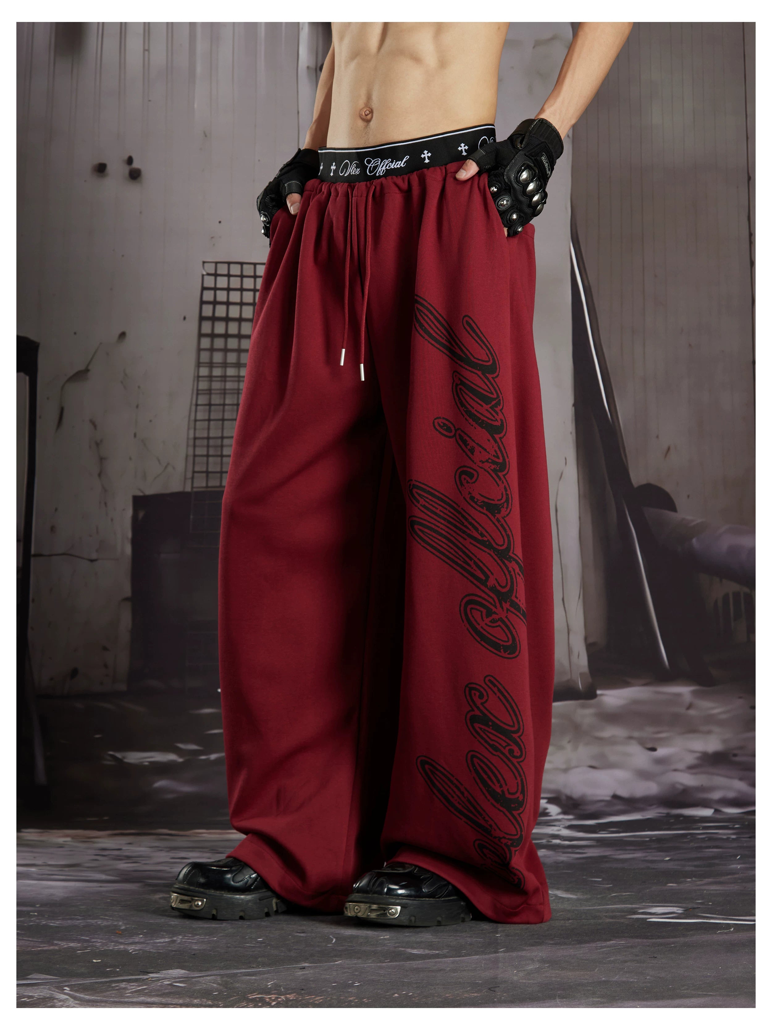 NOMANIAI  Loose-fit casual trousers with double-waistband design and totem print.