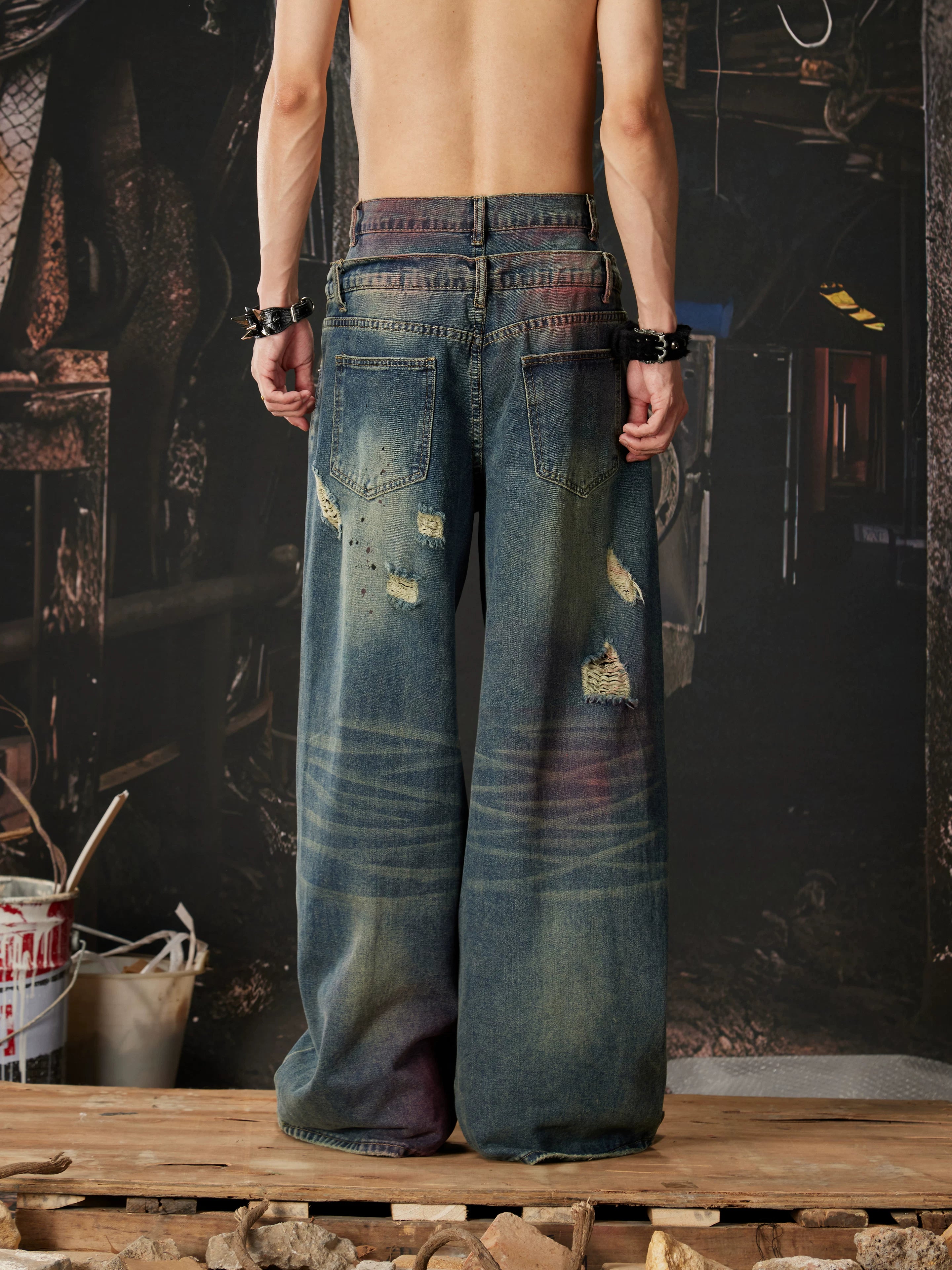 NOMANIAI Distressed jeans with a double-waistband design and cutouts.