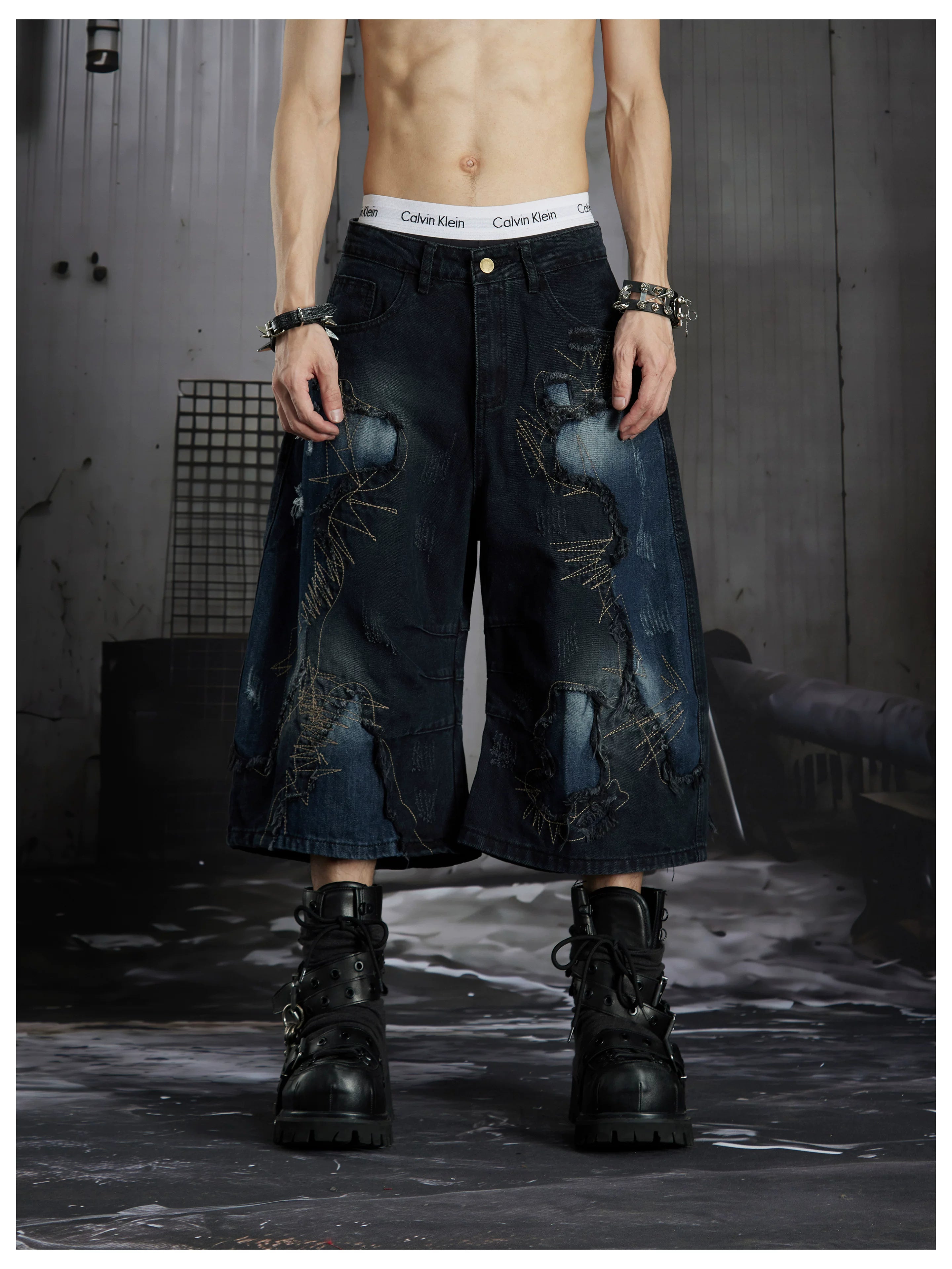 NOMANIAI Distressed, raw-edge, deconstructed loose-fit denim shorts Cropped trousers.