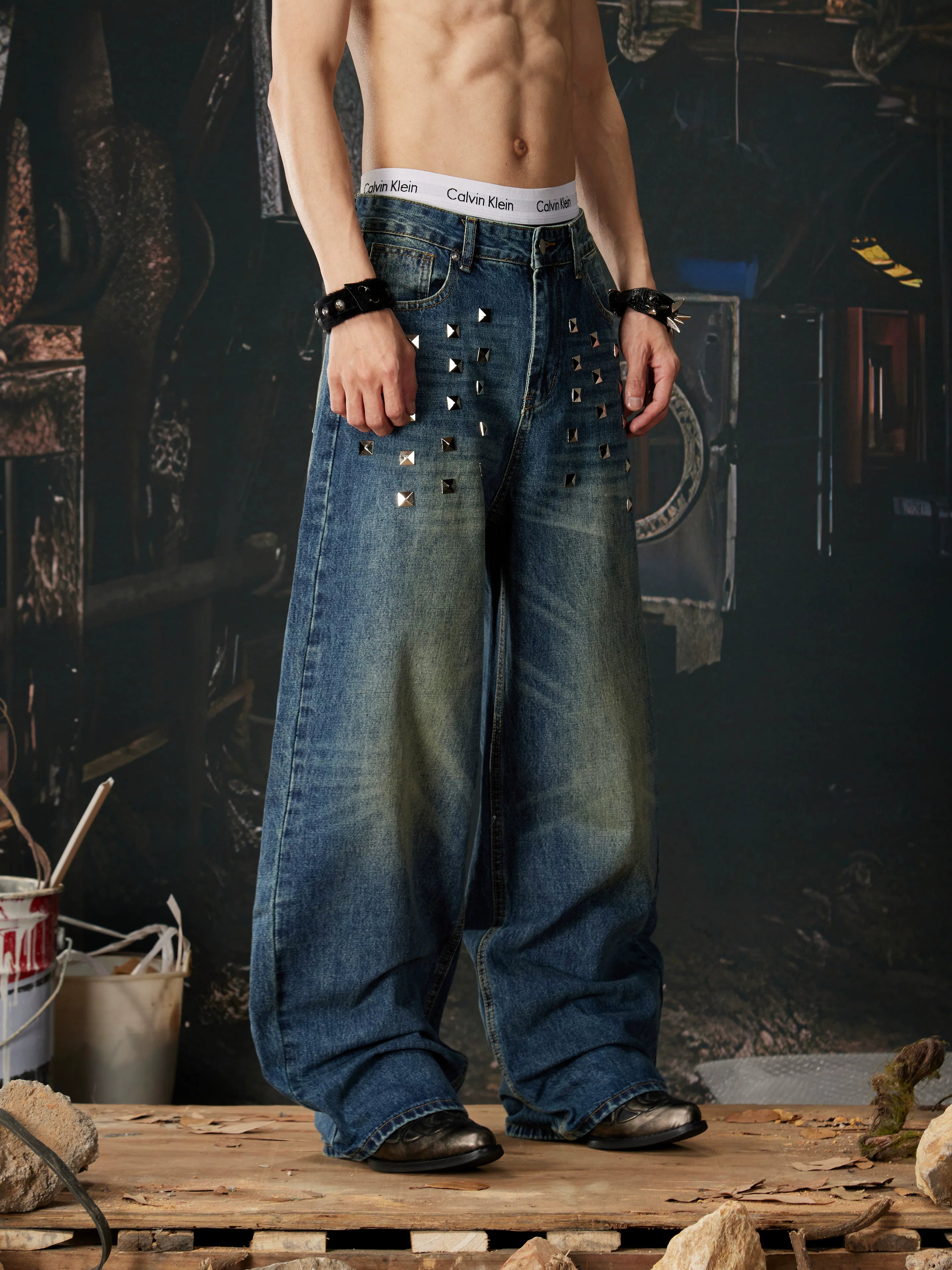 NOMANIAI Unisex Loose Straight-Leg Jeans with Rivets and Distressed Wash.