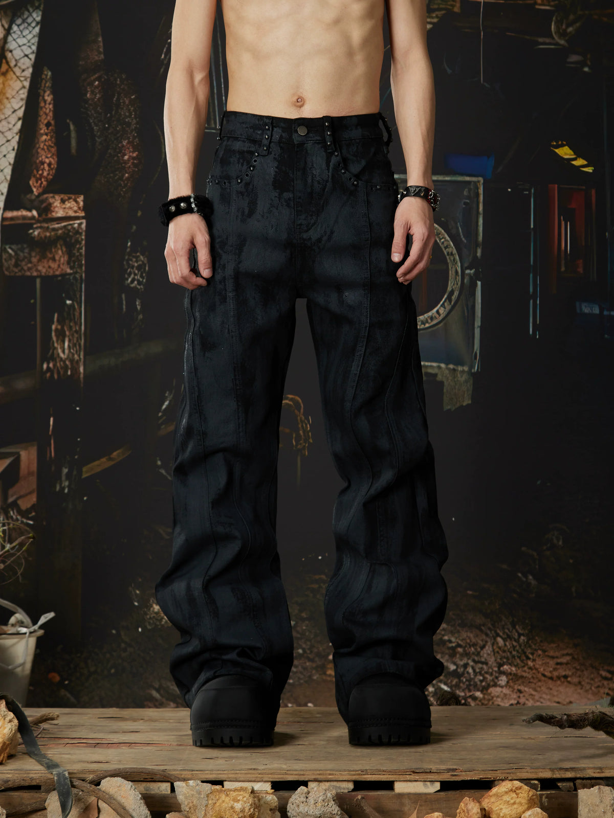 NOMANIAI Dark-coated rivet micro-flared jeans.
