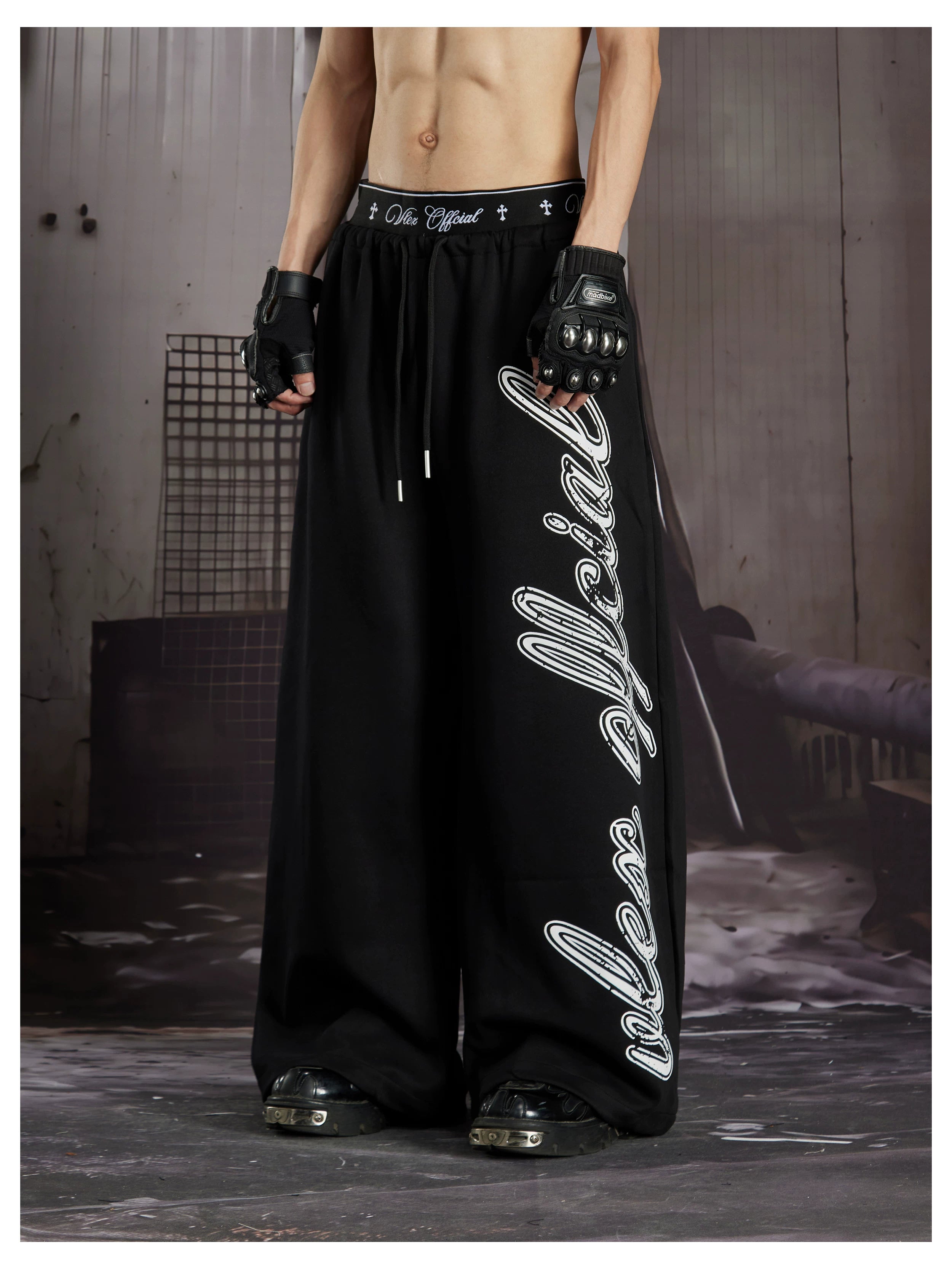 NOMANIAI  Loose-fit casual trousers with double-waistband design and totem print.