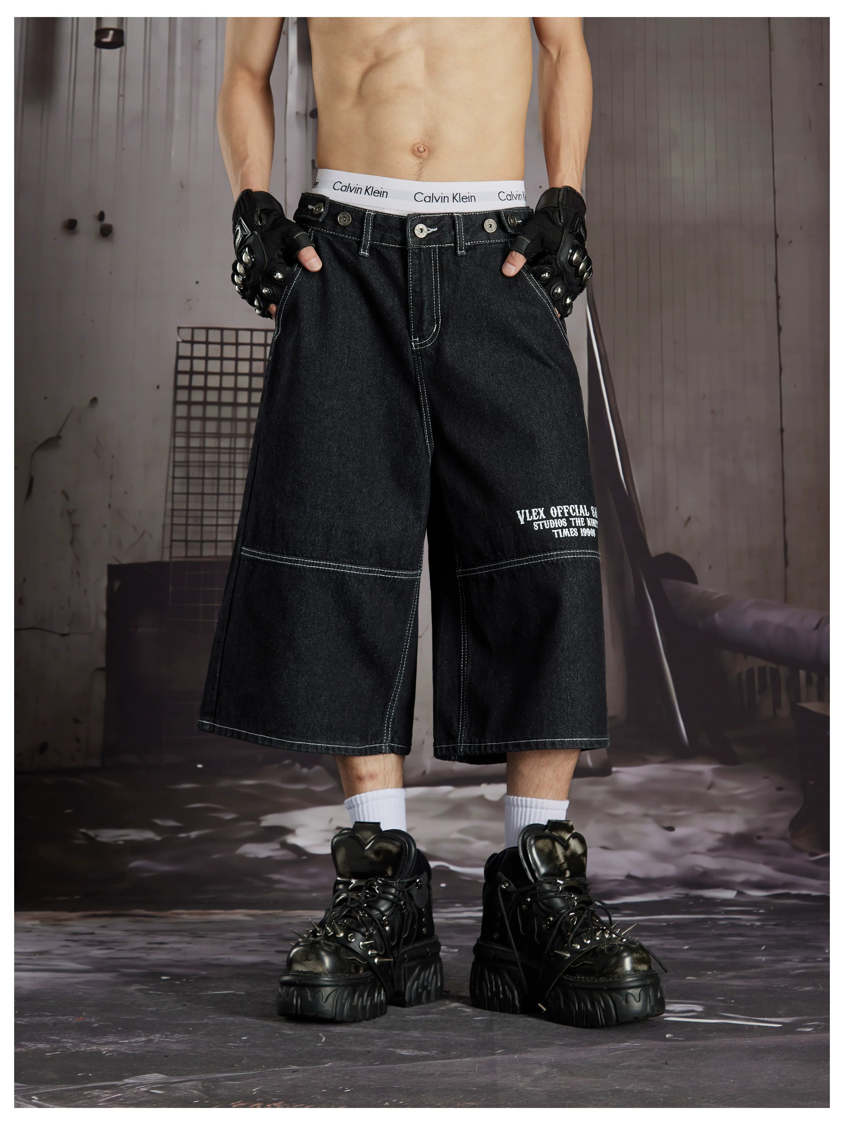 NOMANIAI Distinctive Multi-Pocket Adjustable Printed Cropped Jeans.