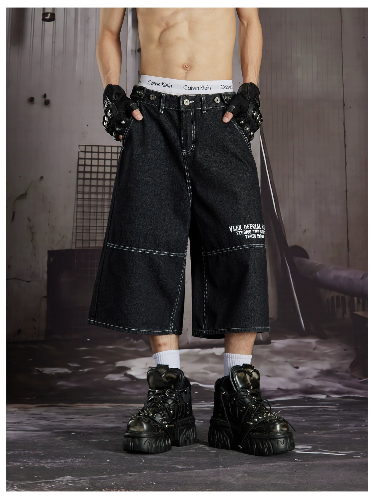 NOMANIAI Distinctive Multi-Pocket Adjustable Printed Cropped Jeans.
