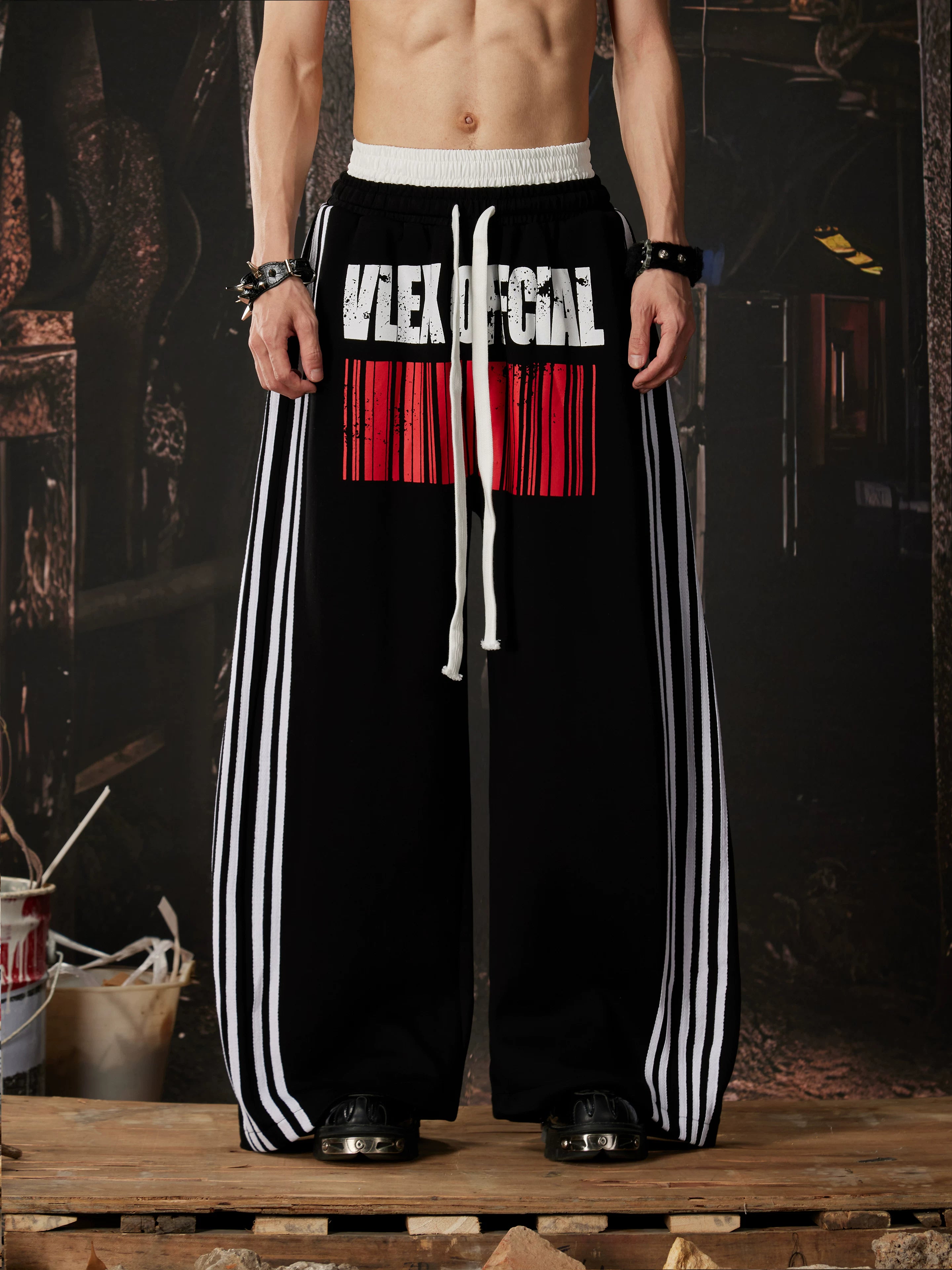NOMANIAI  Casual pants with double-waistband design and five-stripe print.