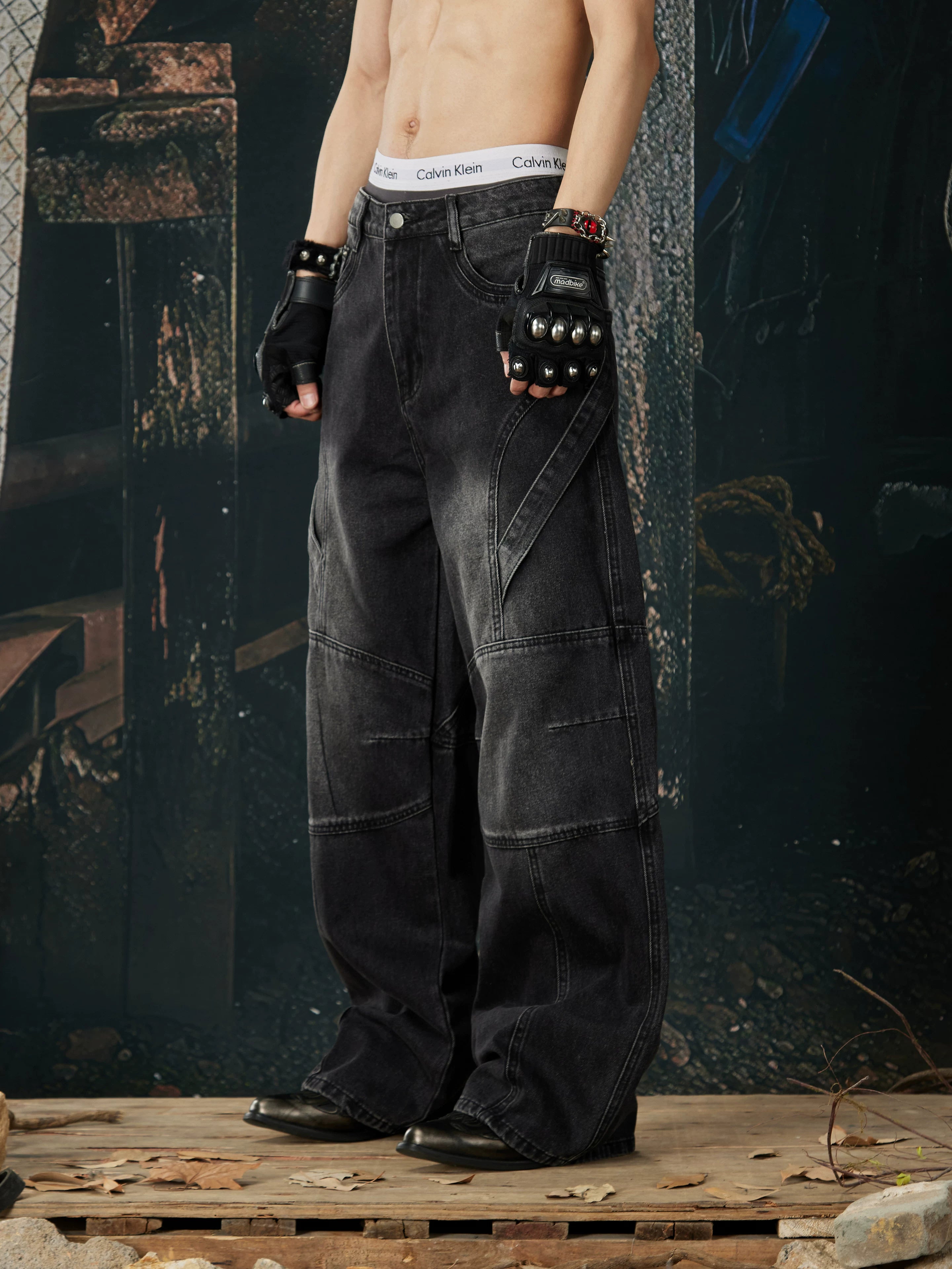 NOMANIAI Loose-fit, washed, and distressed jeans with 3D tailoring.