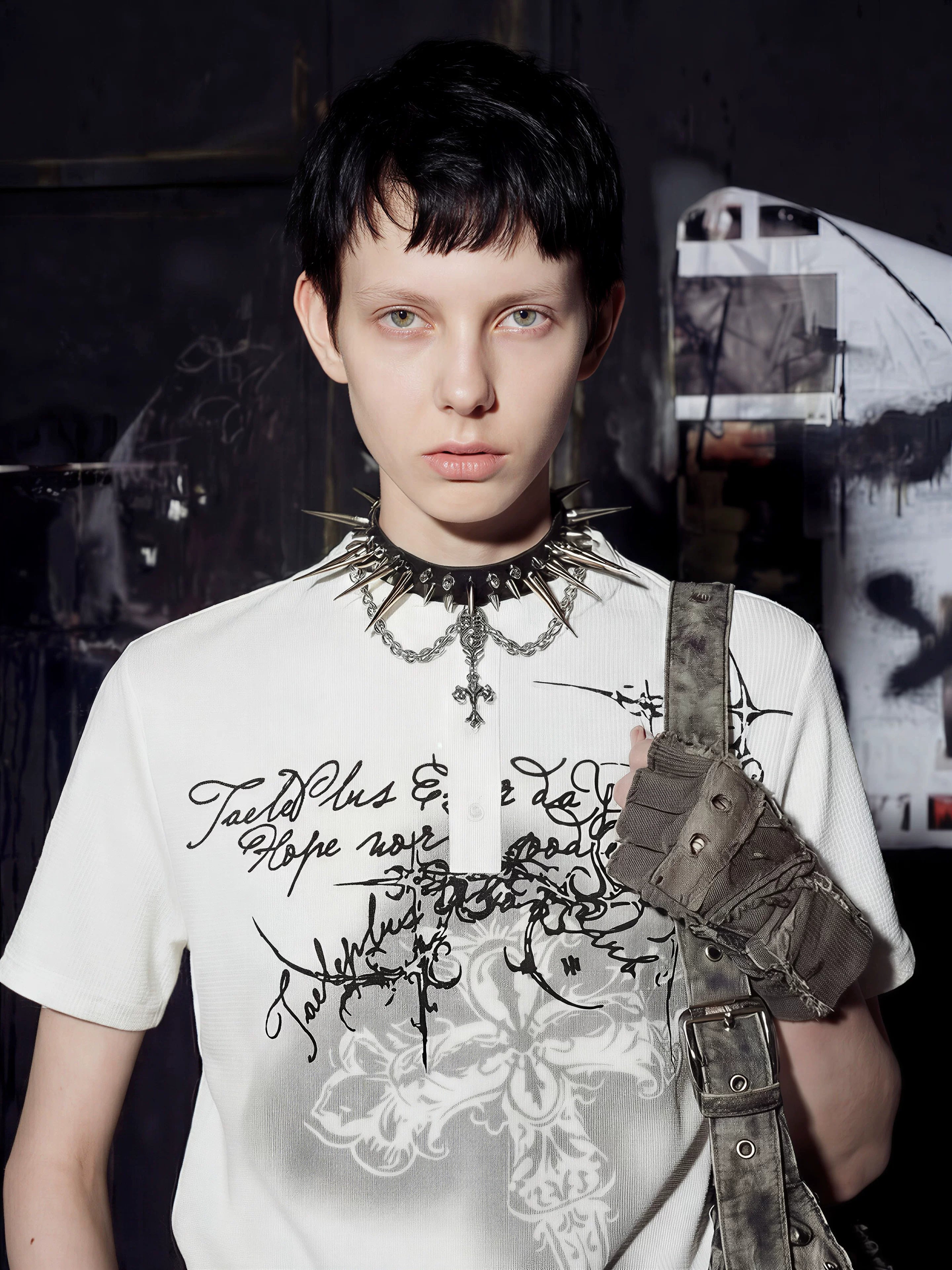 NOMANIAI Short-sleeved T-shirt with cross print.
