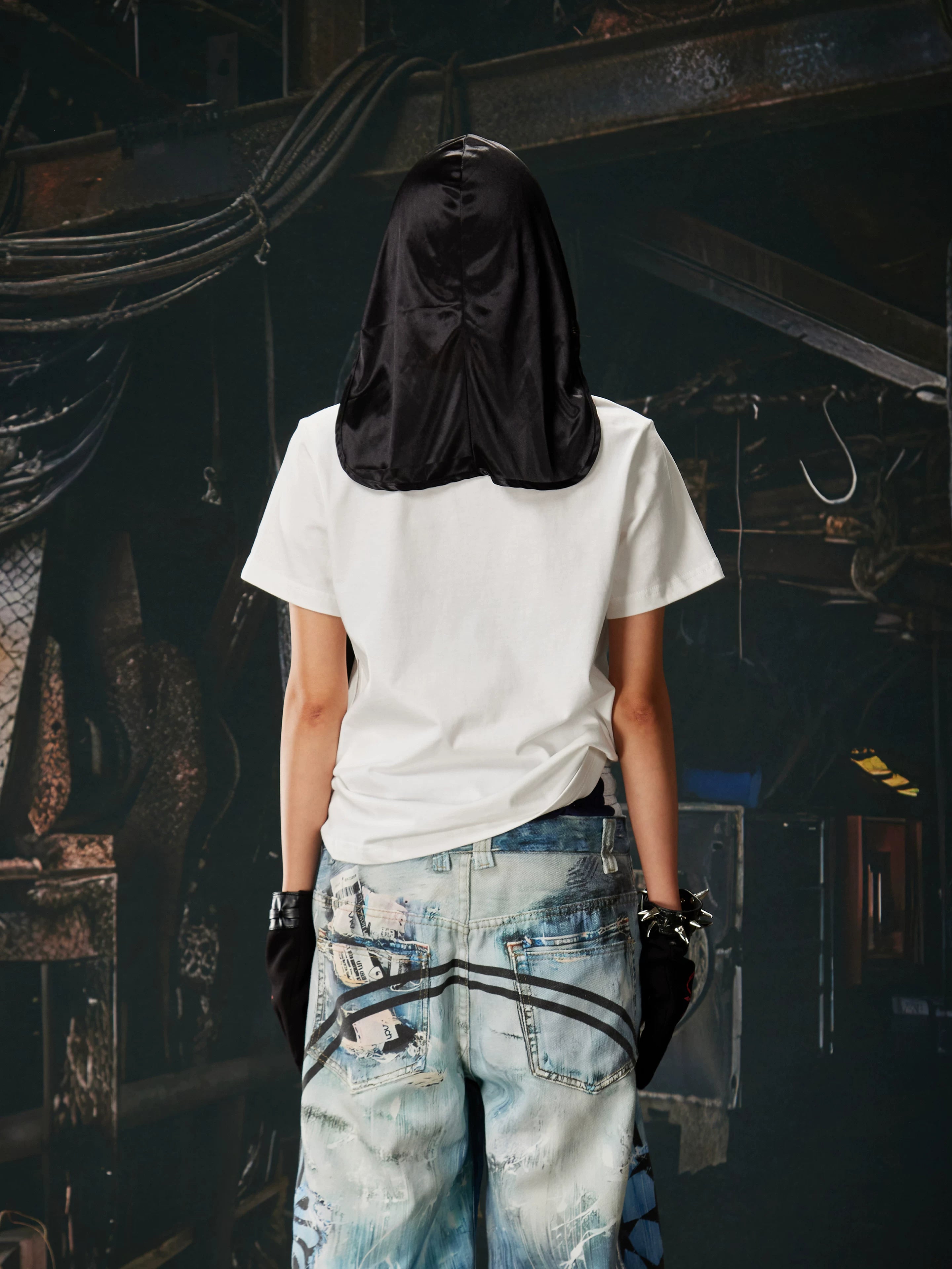NOMANIAI "Insta-style" cropped, slim-fit printed short-sleeve T-shirt.