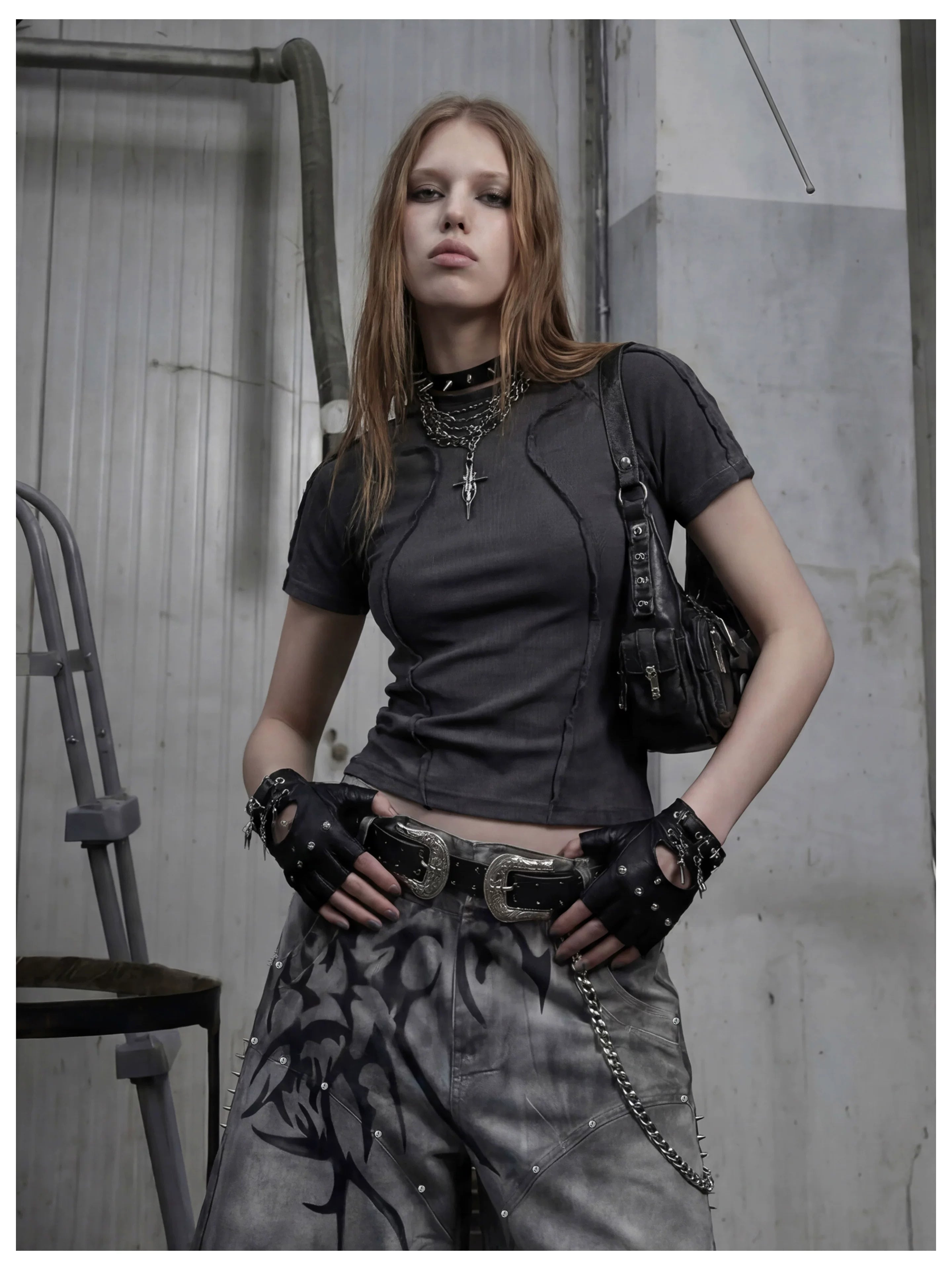 NOMANIAI  3D-cut textured stretch fitted short-sleeve top.