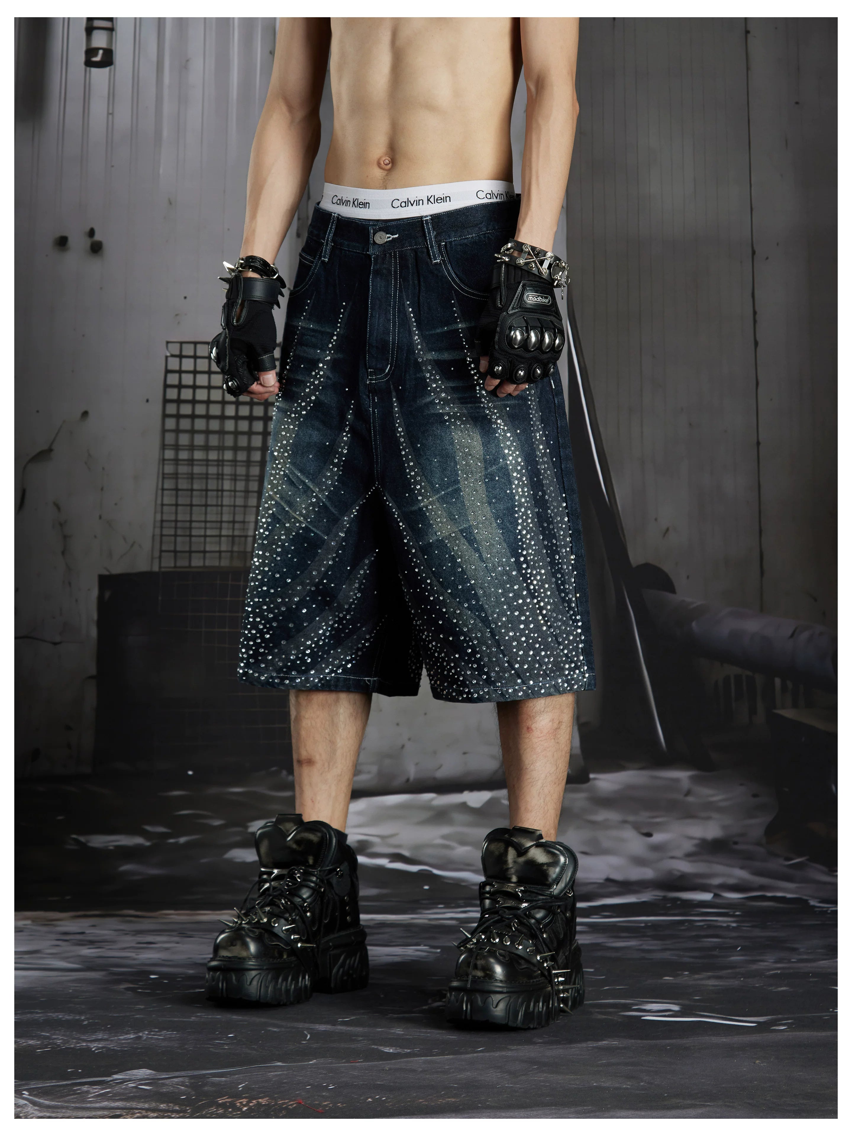 NOMANIAI Loose-fit cropped jeans with rhinestone embellishments.