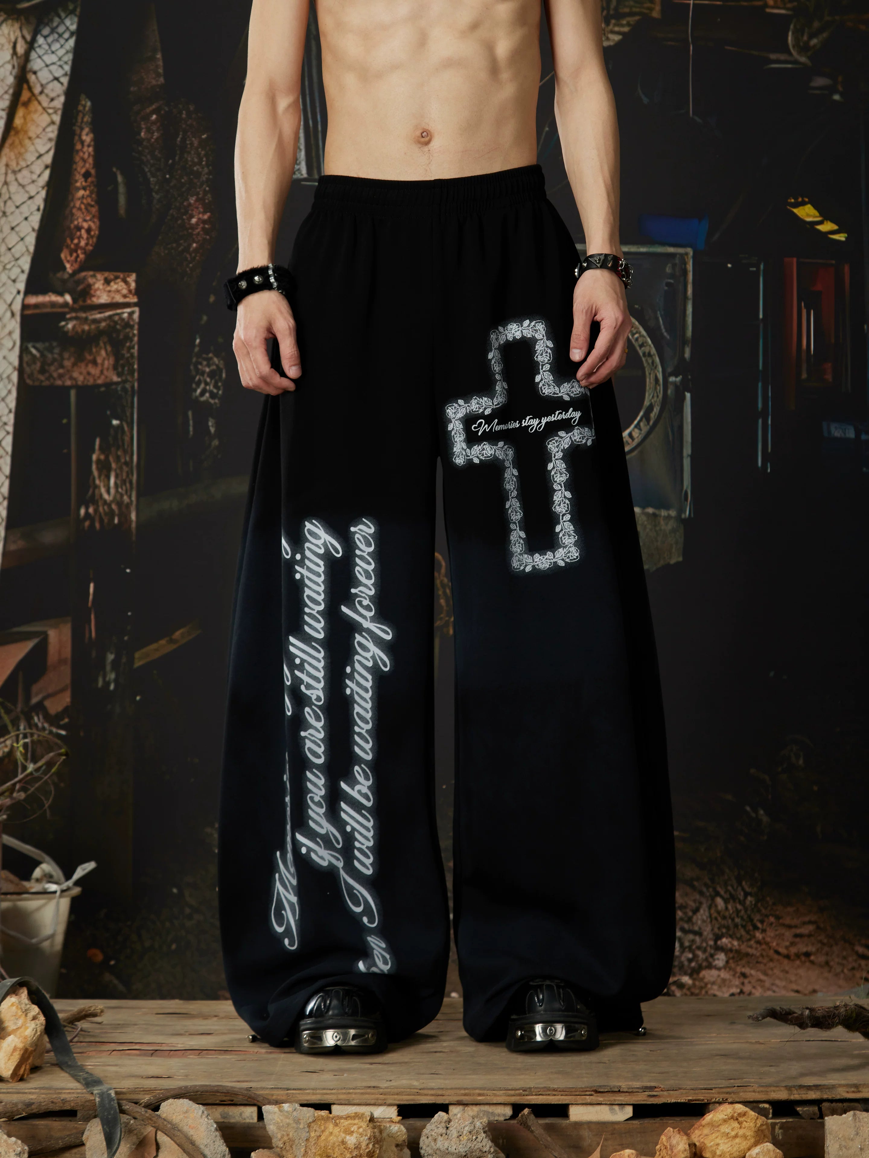 NOMANIAI Elastic-waist casual curved-leg trousers with cross-motif print.
