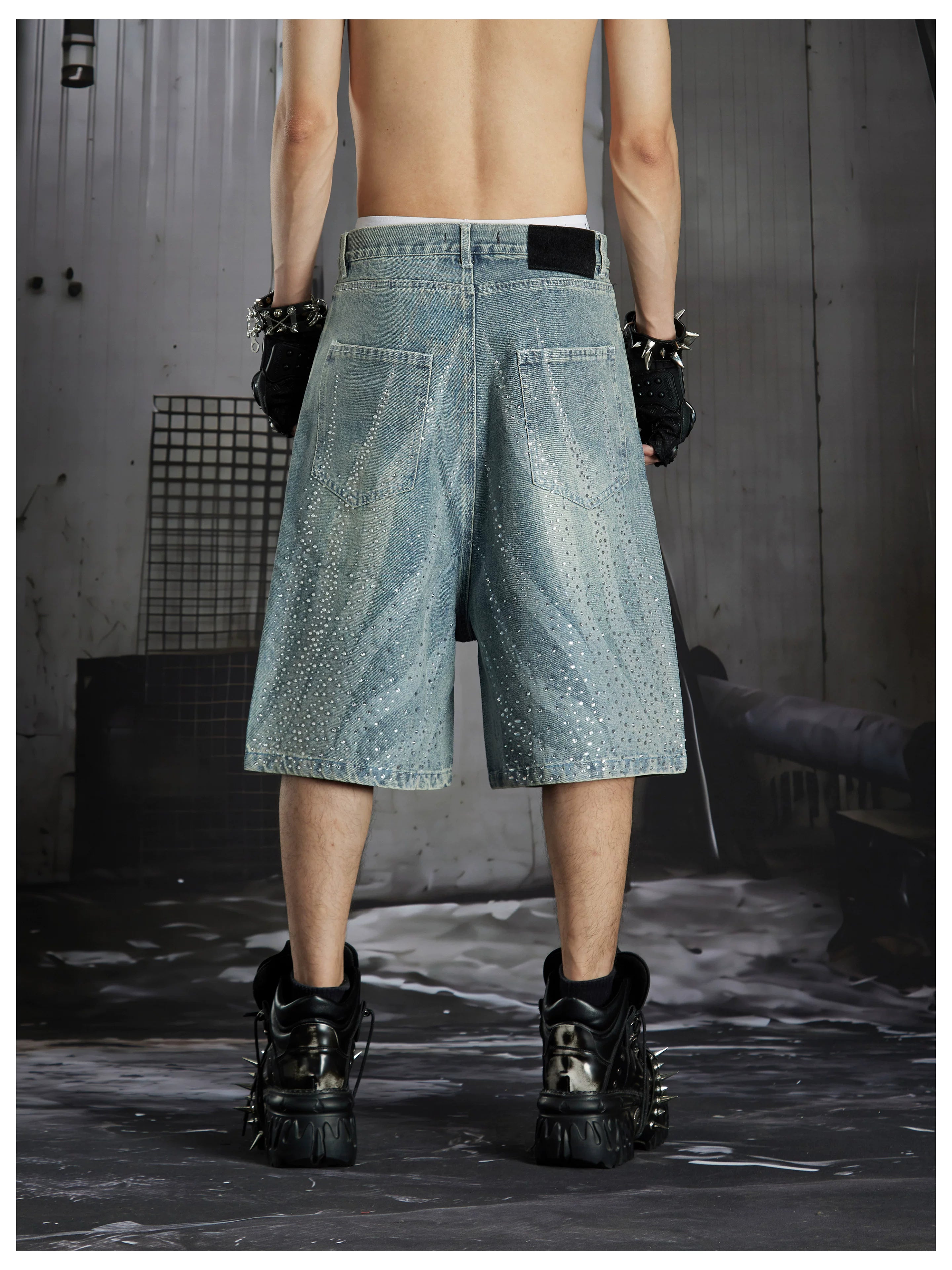 NOMANIAI Loose-fit cropped jeans with rhinestone embellishments.
