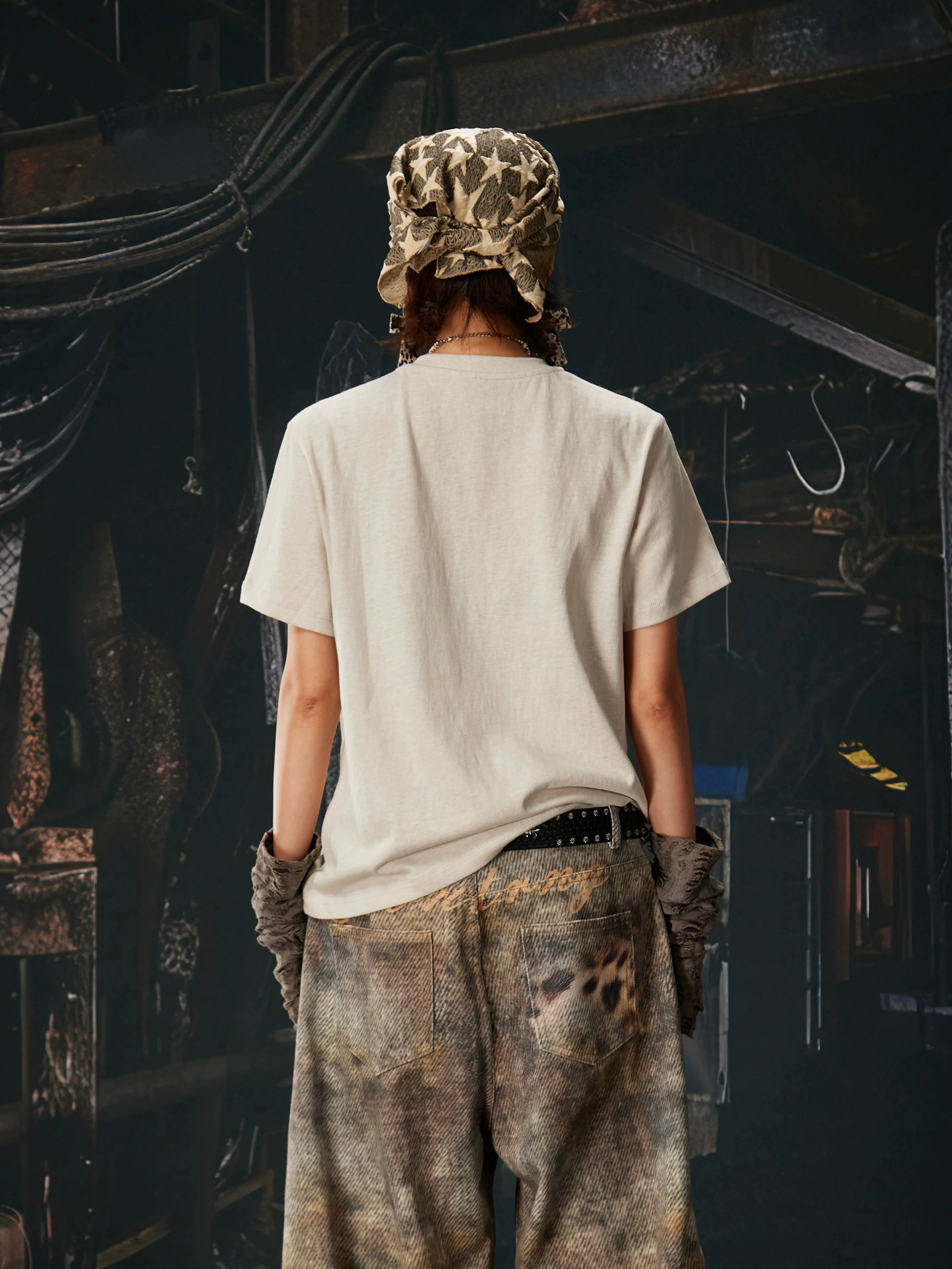 NOMANIAI Vintage-style distressed graphic short-sleeve T-shirt.